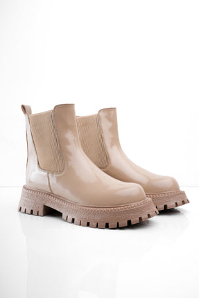 Botín charol beige con elástico