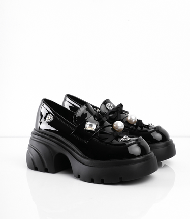 Zapatos negros de charol con múltiples apliques