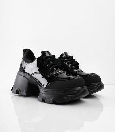 Zapatos negros de charol con cordones y aplique