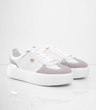 Tenis blancos clásicos con puntera en gamuza y plataforma