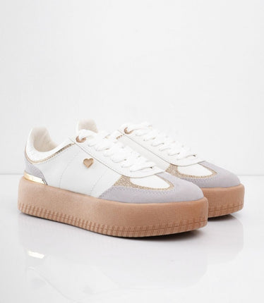 Tenis blancos clásicos con puntera en gamuza y plataforma café