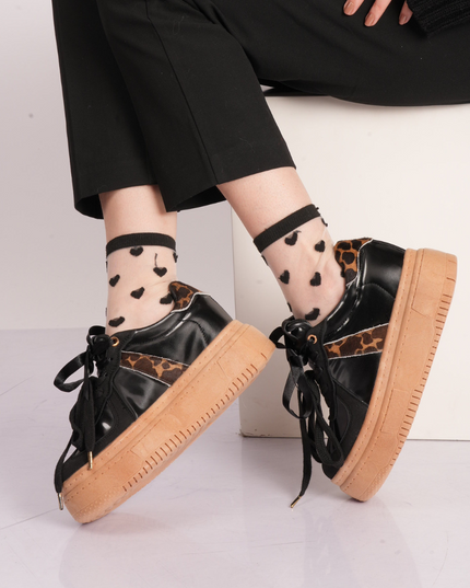 Tenis negros con plataforma y diseño animal print
