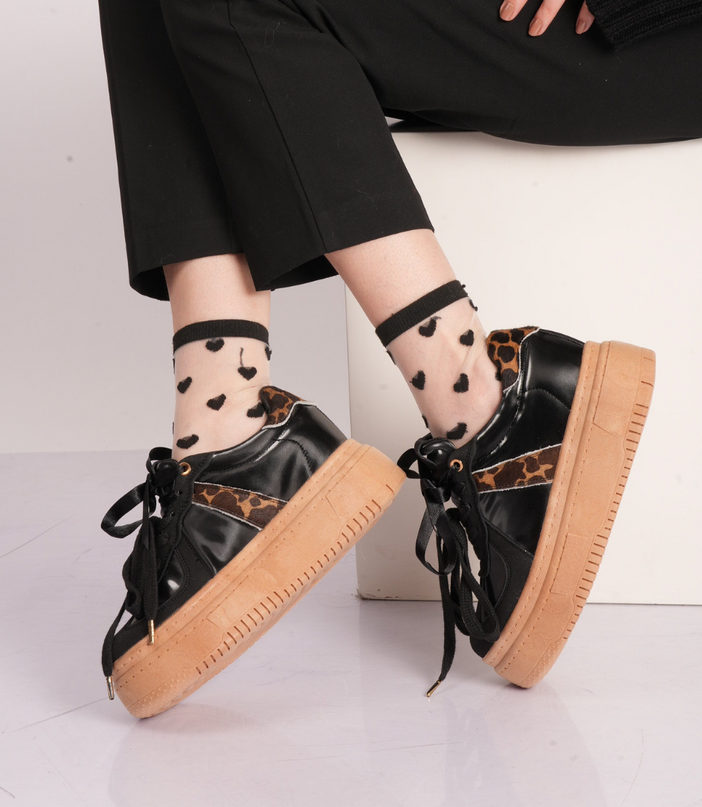 Tenis negros con plataforma y diseño animal print