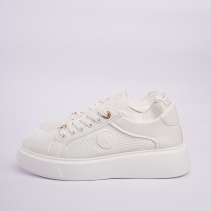 Tenis casuales blancos con detalles metálicos y diseño en malla