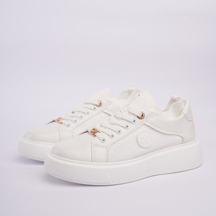Tenis casuales blancos con detalles metálicos y diseño en malla