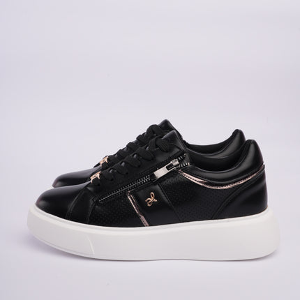 Tenis negros con detalles metálicos y diseño perforado