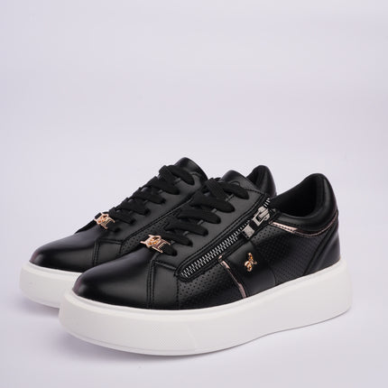 Tenis negros con detalles metálicos y diseño perforado