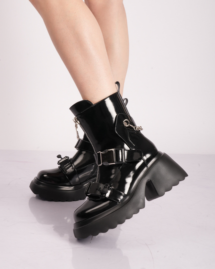 Bota negra de charol con correas y cadena plata