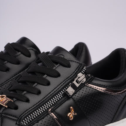 Tenis negros con detalles metálicos y diseño perforado