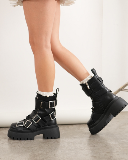 Botas negras y múltiples correas
