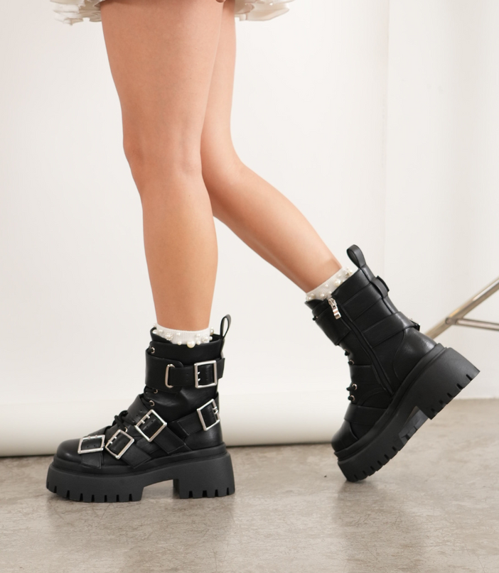 Botas negras con cordones y múltiples correas plata