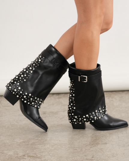 Botas de tacón negras con múltiples taches plateados