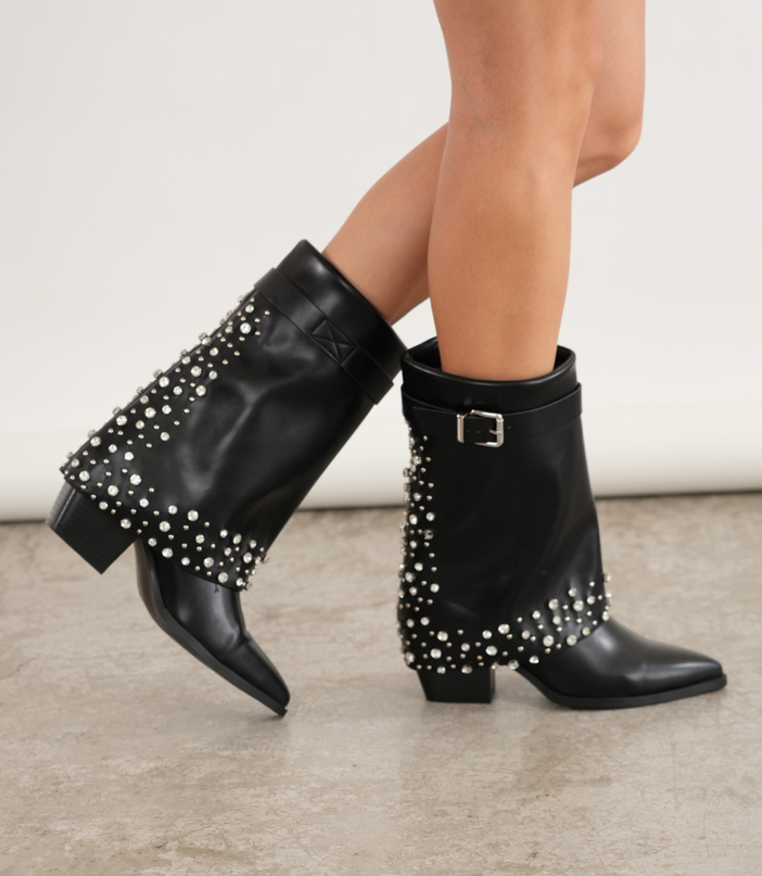 Botas de tacón negras con múltiples taches plateados