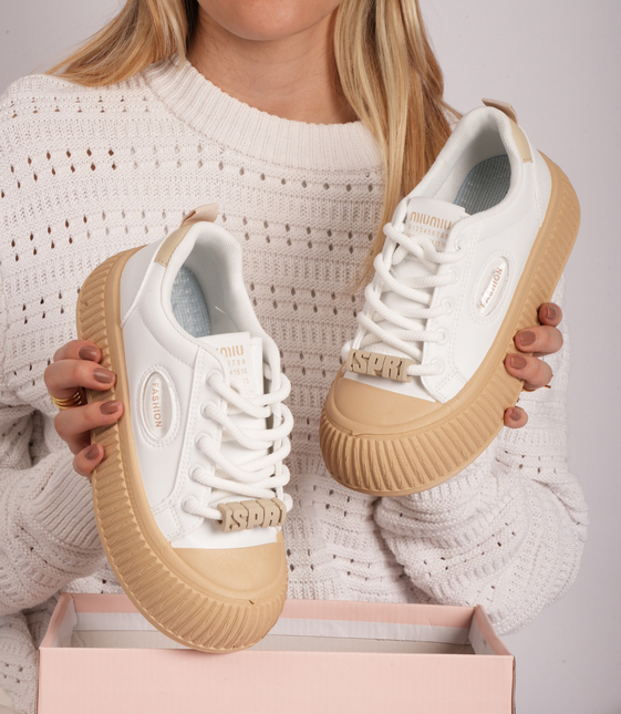 Tenis blancos con plataforma y accesorio café