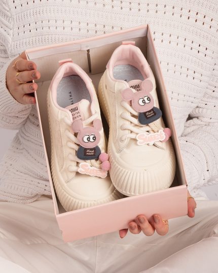Tenis blancos con rosa y accesorios