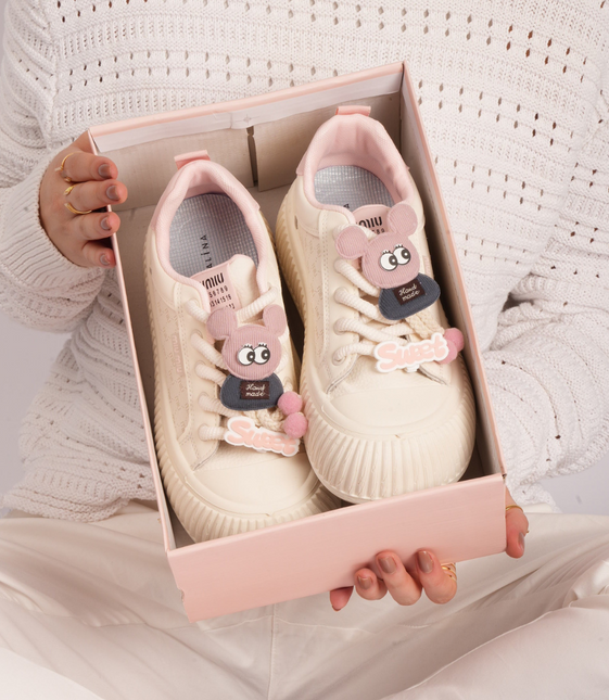 Tenis blancos con rosa y accesorios