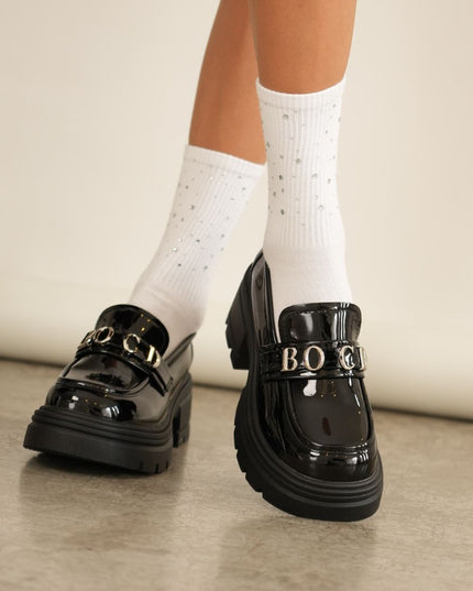 Mocasines negros de charol con letras plateadas