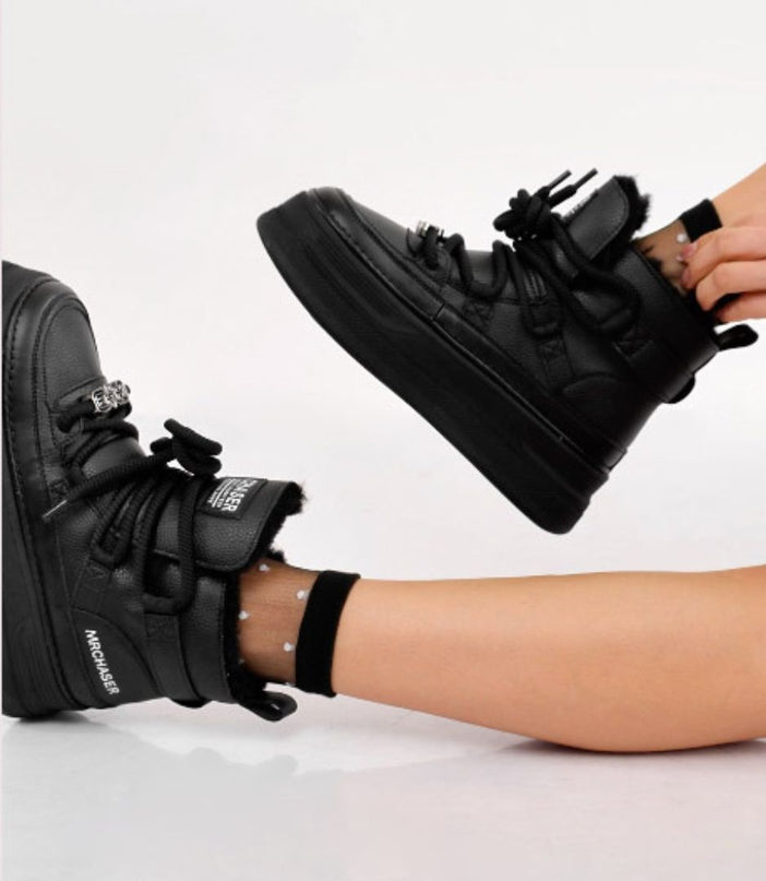 Tenis negros de plataforma con peluche interno