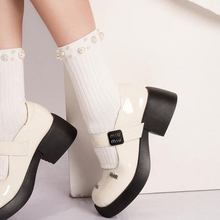 Mocasines blancos en charol de correa y apliques plata