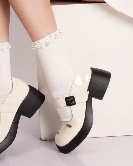 Mocasines blancos en charol de correa y apliques plata