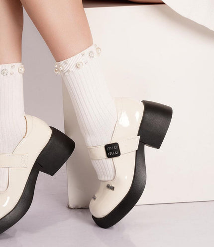 Mocasines blancos en charol de correa y apliques plata