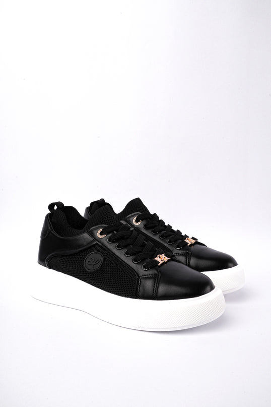 Tenis negros clásicos x suela blanca