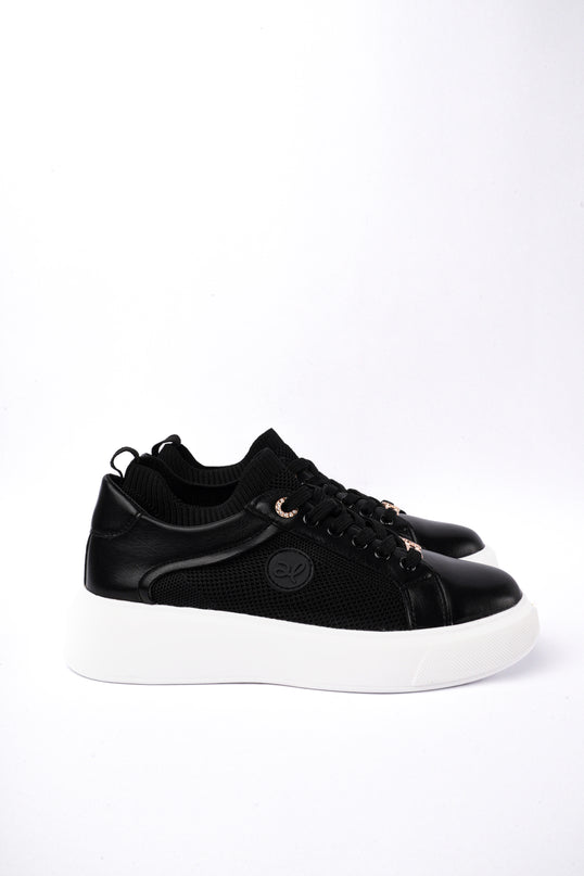 Tenis negros clásicos x suela blanca