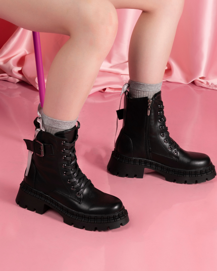 Botín negro cordones y hebilla