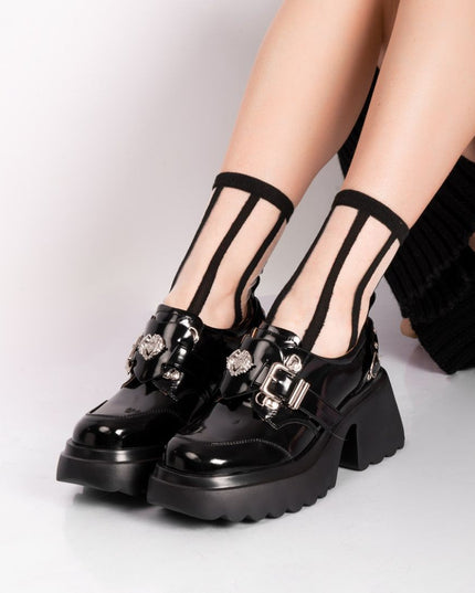 Zapatos negros de charol con plataforma y herraje plateado