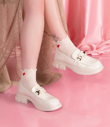 Mocasines crema charol clásicos