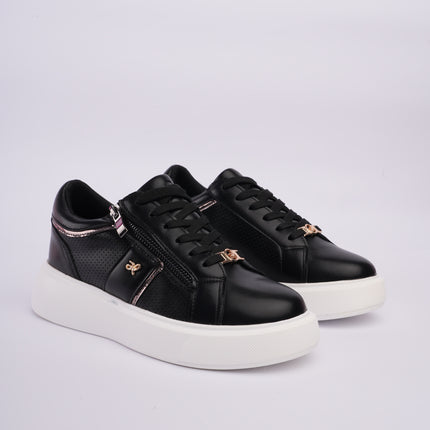 Tenis negros con detalles metálicos y diseño perforado