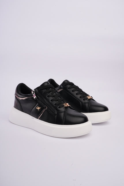 Tenis negros con detalles metálicos y diseño perforado