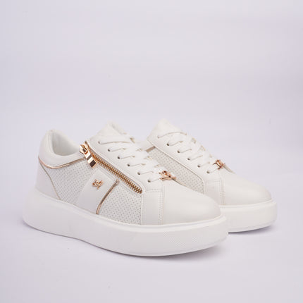 Tenis blancos con detalles metálicos y diseño perforado