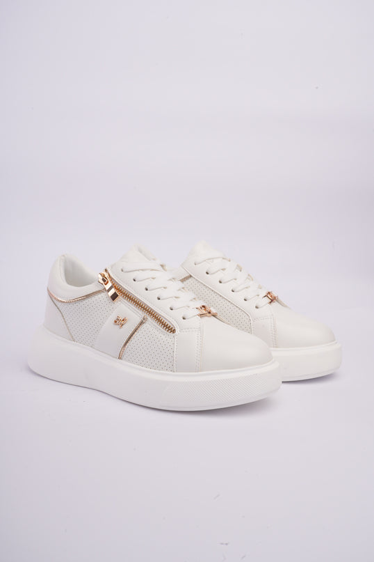 Tenis blancos con detalles metálicos y diseño perforado