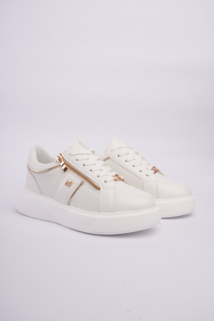 Tenis blancos con detalles metálicos y diseño perforado