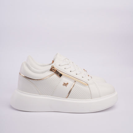Tenis blancos con detalles metálicos y diseño perforado