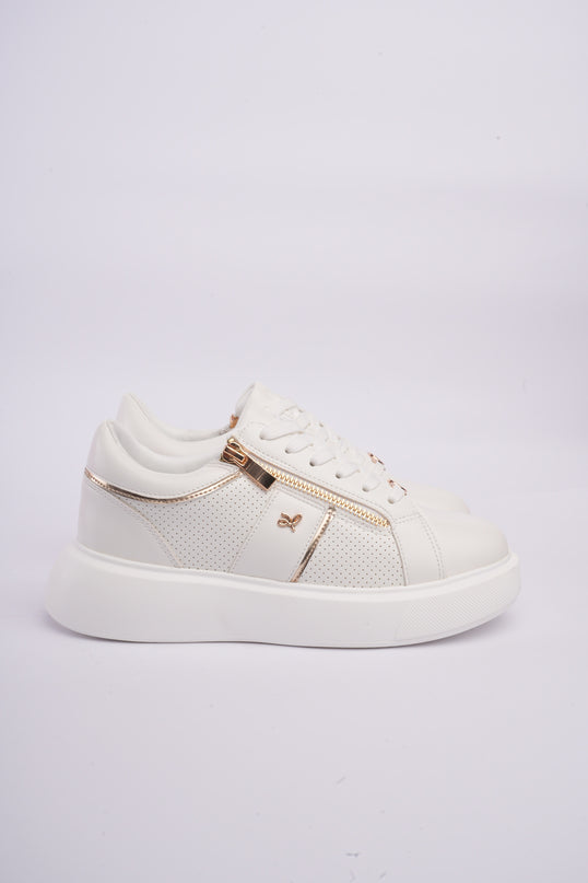 Tenis blancos con detalles metálicos y diseño perforado