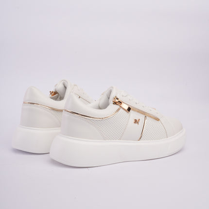 Tenis blancos con detalles metálicos y diseño perforado