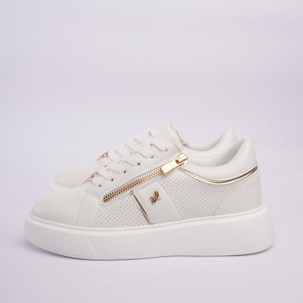 Tenis blancos con detalles metálicos y diseño perforado
