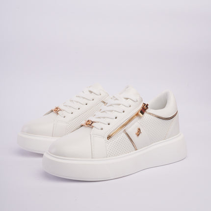 Tenis blancos con detalles metálicos y diseño perforado