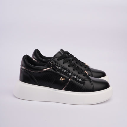 Tenis negros con detalles metálicos y diseño perforado
