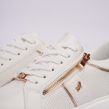 Tenis blancos con detalles metálicos y diseño perforado