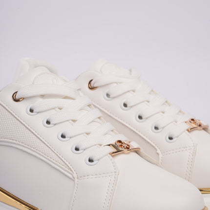 Tenis plataforma blancos con dorado y diseño texturizado