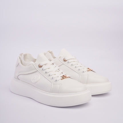 Tenis casuales blancos con detalles metálicos y diseño en malla