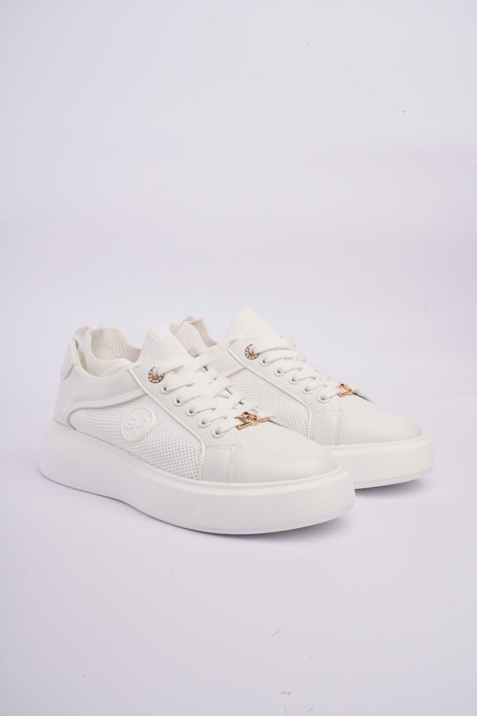 Tenis casuales blancos con detalles metálicos y diseño en malla