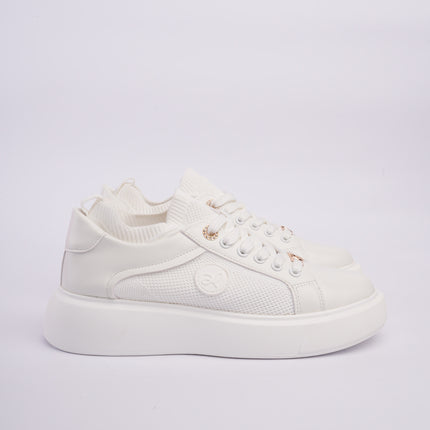 Tenis casuales blancos con detalles metálicos y diseño en malla