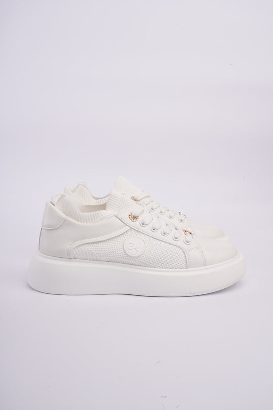 Tenis casuales blancos con detalles metálicos y diseño en malla