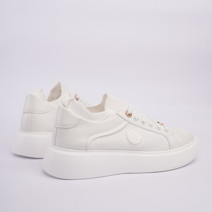 Tenis casuales blancos con detalles metálicos y diseño en malla