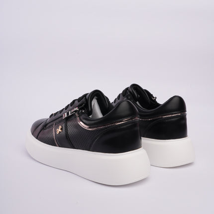 Tenis negros con detalles metálicos y diseño perforado