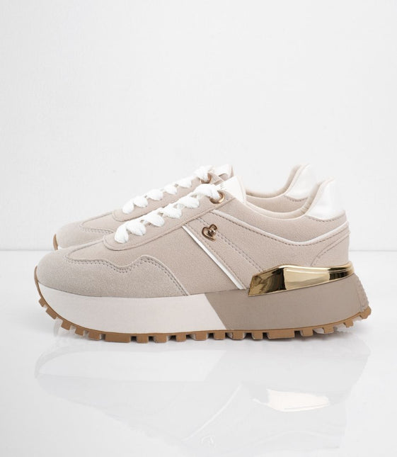 Tenis arena con plataforma y detalles dorados